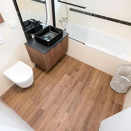 Bright & Modern Flat - Sleeps 4 * 布加勒斯特