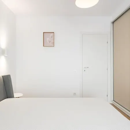 Bright & Modern Flat - Sleeps 4 *