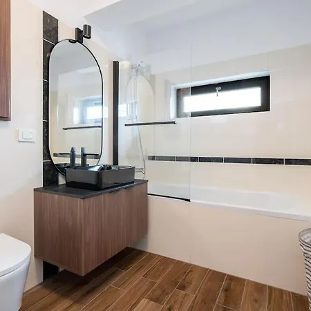 Bright & Modern Flat - Sleeps 4 *